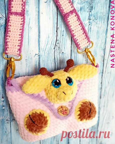 PDF Плюшевая сумочка крючком. FREE crochet pattern; Аmigurumi animal patterns. Амигуруми схемы и описания на русском. Вязаные игрушки и поделки своими руками #amimore - детская сумка с жирафом из плюшевой пряжи, плюшевая сумочка в виде жирафика.