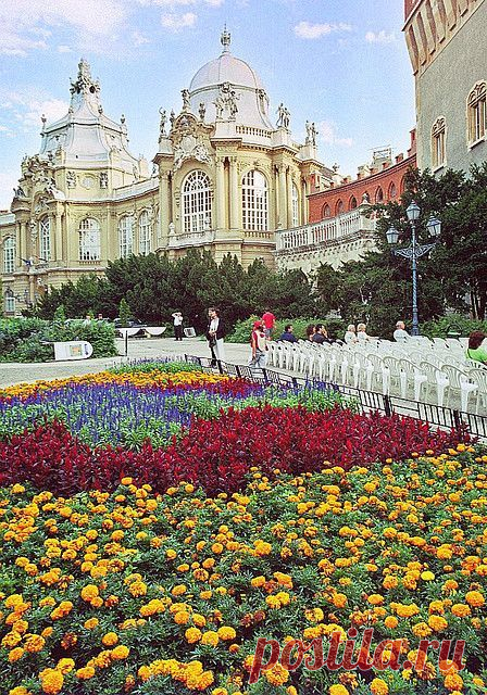 Vajdahunyad Castle in Budapest. Hungary,  
flickr от -byline-  |  Найдено на сайте hubpages.com.