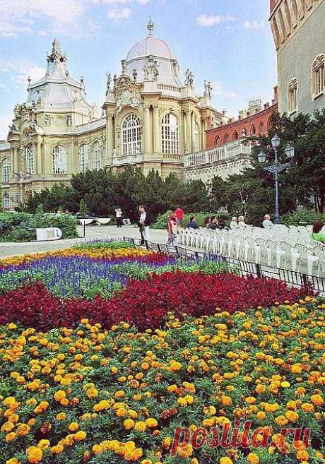 Vajdahunyad Castle in Budapest. Hungary,  
flickr от -byline-  |  Найдено на сайте hubpages.com.