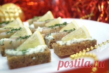Бутерброды с селёдкой – Пошаговый рецепт с фото. Новогодние рецепты 2018. Вкусные рецепты с фото. Новогодние закуски