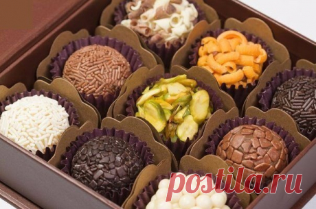 Вкуснейшие конфеты «Brigadeiro» своими руками 

Бесподобно!
Ингредиенты:
какао-порошок — 3 ст.л.сливочное масло — 1 ст.л.сгущенное молоко — 1 банкаукрашение
Приготовление:
Смешиваем какао, сливочное масло и сгущенное молоко.
Варим массу на средне…