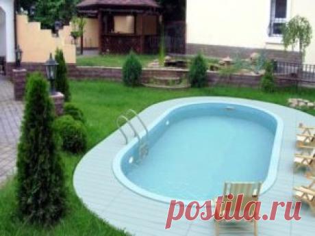 Какой бассейн для дачи выбрать - Сегодня наличие бассейна во дворе собственного дома или коттеджа совсем не редкость. Искупаться в жаркий день в прохладной воде не выходя за пределы собственного двора — мечта любого.

Но прежде, чем решиться на организацию и установку бассейна во дворе, необходимо ответить на следующие вопросы — где вы будете его ставить, есть ли у вас достаточно места по площади. И как вы его будете наполнять. Есть ли у вас столько воды на участке?