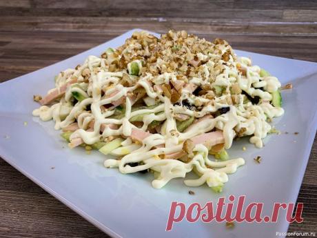 Салат с копченой курицей Салат с копченой курицей и грецкими орехами. Достойный праздничного стола.Рецепт салата:Огурцы свежие &mdash; 2 шт.Чернослив &mdash; 5 шт.Яйцо отварное &mdash; 2 шт.Курица копченая &mdash; 250 г.Орехи грецкие &mdash; 30 г.Майонез &mdash; 100 г.ВИДЕО-РЕЦЕПТ:Приготовление:Курицу, яйца и...