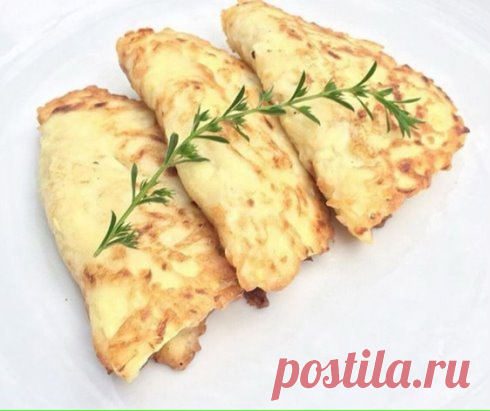 КАБАЧКОВЫЕ ПИРОЖКИ С МЯСОМ

КБЖУ всего блюда: 1106/71/32/116

Ингредиенты:
Кабачки 300 г
Куриный фарш 150 г
Лук репчатый 1 шт
Яйцо 1 шт
Кефир 0,5 ст
Сметана 4 ст л
Мука ц/з 5 ст л

Приготовление:
Кабачки натираем на крупной терке. Добавляем яйцо и сметану. Хорошо перемешиваем.
Солим, перчим, вливаем кефир.
Добавляем муку и все перемешиваем.
Тесто должно быть и не густым, и не жидким, поэтому муки может понадобиться больше, или меньше.
Лук режем мелко и пассируем с
