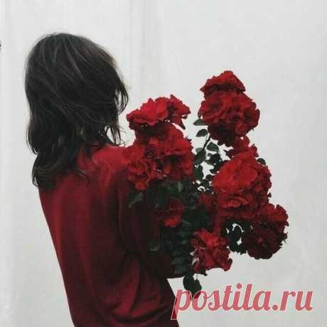Не бойтесь уходить от тех, с кем вам плохо. Не думайте, что этот человек - ваш последний билет в семейную жизнь любви и детей. Не думайте, что свет сошёлся клином на нём. Любое утверждение, котoрое расходится с вашим счастьем, обрекают вас на бездарно потерянное время. Не слушайте друзей, родственников, общество. Не подчиняйтесь стереотипам, если они распадаются с вашими убеждениями и собственным комфортом. Не заставляйте себя находиться там, где совсем не хочется.

Жизнь ...