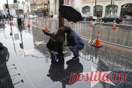 Составлен рейтинг худших туристических достопримечательностей мира. Эксперты сети камер хранения багажа Stasher проанализировали ряд факторов и составили рейтинг худших достопримечательностей мира. Первое место заняла Аллея Славы в Голливуде (США), второе — Гранд-базар в Стамбуле (Турция), а третье — мавзолей-мечеть Тадж-Махал в индийском городе Агра.