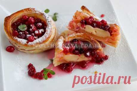 Слойки с сыром и клюквенным соусом