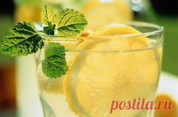 Лимонный напиток для похудения. Пей и худей!
Существует несколько вариантов приготовления лимонного напитка:

1. Добавляй дольку лимона в кипяток и настаивай 10-15 минут.
2. Смешай сок половины лимона со стаканом теплой воды и чайной ложкой меда. Этот вариант особенно полезен перед сном.
3. Добавляй сок лимона и чайную ложку яблочного уксуса в зеленый чай. Такой напиток пей не чаще трех раз в день.