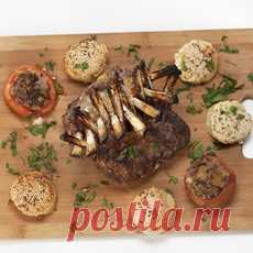 Бараньи рёбрышки  Берём бараньи рёбрышки (2 фрагмента по 8 штук). Оголяем косточки, счистив мясо. Делаем небольшие надрезы между рёбрышками. Соединяем фрагменты рёбрышек, вставив косточки одного между косточками другого. Присыпаем солью и смазываем растительным маслом. Запекаем в хорошо прогретой духовке 60 минут при температуре 170 градусов.