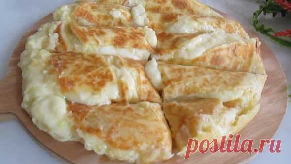 Аппетитная пышная лепёшка с сыром и картошкой к завтраку