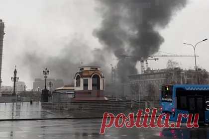 Стройка ЖК Le Dome загорелась неподалеку от храма Христа Спасителя в центре Москвы
