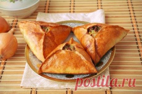 ЭЧПОЧМАК 
Ингредиенты
Начинка:
- Говядина — 600 г
- Лук крупный — 2 шт.
- Картофель — 400 г
- Сливочное масло — 50 г
- Соль — 2 ч. л.
- Перец свежемолотый — 1 ч. л.
Тесто:
- Мука — 4 стакана
- Вода — ½ стакана
- Сметана — 5 ст. л.
- Сливочное масло — 5 ст. л.
- Соль — 1 ч. л.
- Яйцо — 1 шт.
Приготовление:
1. Приготовим тесто. Муку просеять, сделать ямку и добавить все остальные ингредиенты. Замесить эластичное тесто. Завернуть его в пленку и поставить в холодильник.
2. А мы тем временем зай