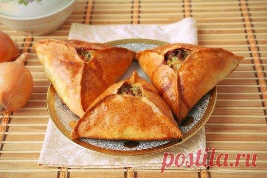 ЭЧПОЧМАК 
Ингредиенты
Начинка:
- Говядина — 600 г
- Лук крупный — 2 шт.
- Картофель — 400 г
- Сливочное масло — 50 г
- Соль — 2 ч. л.
- Перец свежемолотый — 1 ч. л.
Тесто:
- Мука — 4 стакана
- Вода — ½ стакана
- Сметана — 5 ст. л.
- Сливочное масло — 5 ст. л.
- Соль — 1 ч. л.
- Яйцо — 1 шт.
Приготовление:
1. Приготовим тесто. Муку просеять, сделать ямку и добавить все остальные ингредиенты. Замесить эластичное тесто. Завернуть его в пленку и поставить в холодильник.
2. А мы тем временем зай