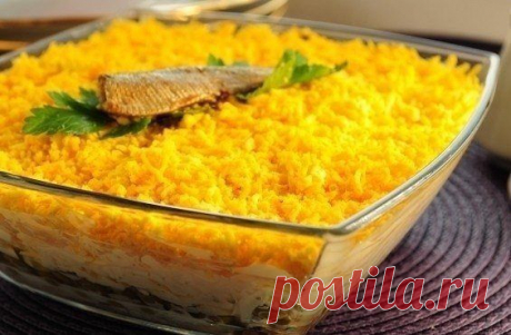 Ингредиенты:
4 отварных яйца, банка шпрот,
сухарики,
банка грибов,
средняя луковица,
майонез

Приготовление: 
Отвариваем яйца. Лук режем полукольцами и обжариваем. Грибы режем и обжариваем отдельно. Даем остыть. 
Шпроты разминаем вилкой. Сухарики(если крупные) помять.
Салат делаем слоями: -2 яйца на крупной тёрке -шпроты -лук обжаренный -майонез -сухарики -майонез -грибы -2 белка на крупной тёрке -майонез -2 желтка на мелкой терке. Готовый салат ставим на 2-3 часа в холодильник, пусть