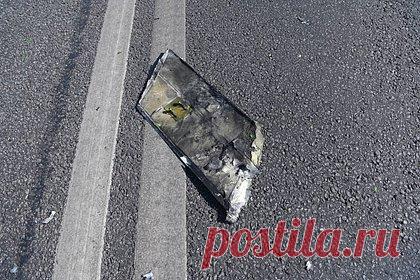 Опубликовано фото с обломком взорвавшегося в Белгороде беспилотника. Опубликовано фото с обломком упавшего в Белгороде беспилотника. Фотографию разместил в Telegram губернатор Белгородской области Вячеслав Гладков. На снимке видно продолговатый плоский предмет прямоугольной формы, который может быть элементом фюзеляжа или частью крыла беспилотника.