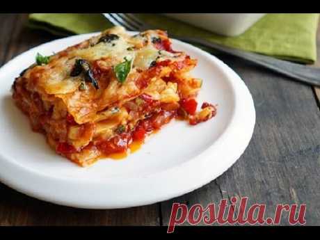 Овощная лазанья - YouTube | Лаза́нья (итал. lasagne) — макаронное изделие в форме плоского квадрата или прямоугольника, а также традиционное блюдо итальянской кухни, особенно города Болонья, приготовленное из этого изделия, вперемешку со слоями начинки, залитых соусом (обычно бешамель). Слои начинки могут быть, в частности, из мясного рагу или фарша, помидоров, шпината, прочих овощей, сыра пармезан.