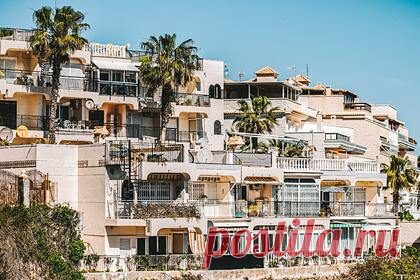 Названы самые популярные у россиян регионы Испании. Россияне чаще всего приобретают жилье в Валенсии, Каталонии, Андалусии, на Канарских островах. При этом большинство сделок заключается на Средиземноморском побережье Испании — в районах Коста-дель-Соль и на побережьях Валенсии и Каталонии. Валенсию выбирают клиенты со средней покупательной способностью.