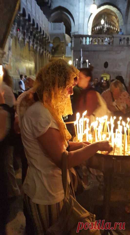 Երուսաղեմի ՍՈւՐԲ ՀԱՐՈւԹՅԱՆ տաճար՝աղոթք ու խնկարկում Տիրոջ՝ՀԻՍՈւՍ ՔՐԻՍՏՈՍԻ Սուրբ Գերեզմանի մոտ: