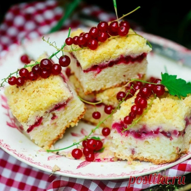 Творожный пирог с красной смородиной и крошкой Ингредиенты:Мука — 425 г Масло сливочное — 100 г Сахар — 180 г Творог мягкий и нежирный — 130 г Масло растительное — 50 мл Молоко — 50 мл Смородина красная — 400 г Разрыхлитель — 2 ч. л. Лимонная цедра...