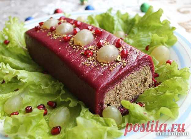 Паштет из куриной печени с фисташками под клюквенным соусом.