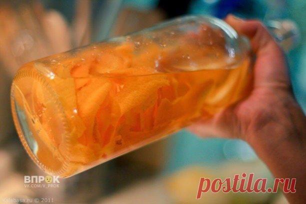 Рецепт ликеров Оранчелло и Лимончелло по вашим просьбам (текст и фото из интернета) Мои еще стоят в холодильнике, осталось перелить по бутылкам. Заготовки ликеров сделала в 2-литровых банках, в них достаточно места и для водки с цедрой, а потом и для воды с сахаром) Ликер Лимончелло изготавливается аналогично, только сок лимона не нужен, заготовка с цедрой заливается сахарным сиропом. Я лимоны сразу нарезала кружочками и сложила в банку, пересыпая сахаром. Пьём с ними чай....