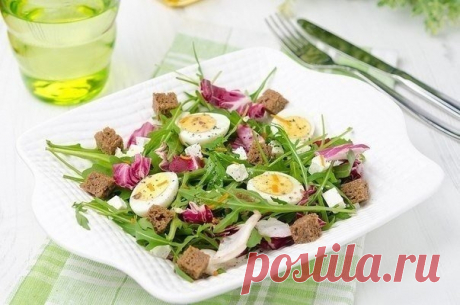 Салат с перепелиными яйцами и брынзой