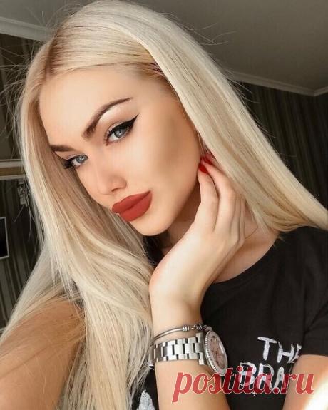 Чтобы избежать лжи и притворства, нужно думать вслух. Громко. Чтобы кому-то ещё только подумалось, а его уже было далеко слышно. Искренность требует мышления вслух. Почему же никто не думает громко? Потому что искренность мысли несовместима с другим. Никто не сможет ужиться с другим, если будет думать вслух.
Всё и обо всём