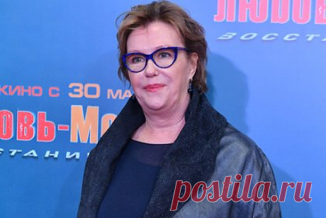 61-летняя Ирина Розанова раскрыла секреты цветущего внешнего вида. 61-летняя российская актриса Ирина Розанова рассказала, как ей удается выглядеть моложе своих лет. Она заявила, что никогда не ложилась под нож пластического хирурга, а цветущий внешний вид — результат работы врачей-косметологов. Актриса призналась, что колет ботокс и филлеры, а также ограничивает себя в питании.