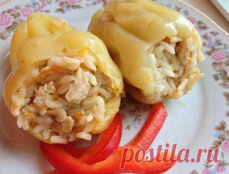 Перец фаршированный куриным фаршем в мультиварке! Мультиварка и простые рецепты для мультиварки
Состав:
Перец болгарский сладкий  (средний)  — 14 шт;
Фарш куриный — 500 г;
Рис — 100 г;
Лук репчатый — 2 шт;
Морковь — 1 шт;
Специи для фарша, перец черный молотый, соль  (по вкусу)  ;
Паста томатная — 2-3 ст.л.;
Травы итальянские или прованские  (по вкусу)  ;
Вода горячая — 400 мл;
Масло растительное — 3-4 ст.л.;
Чеснок — 2 зуб.;
Лист лавровый — 2-3 шт;
Приготовление:
	К куриному фаршу добавить мел