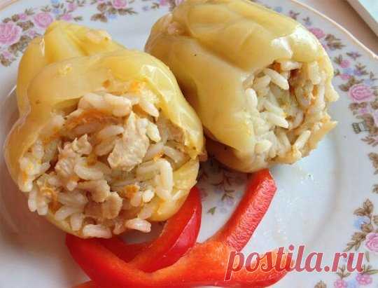 Перец фаршированный куриным фаршем в мультиварке! Мультиварка и простые рецепты для мультиварки
Состав:
Перец болгарский сладкий  (средний)  — 14 шт;
Фарш куриный — 500 г;
Рис — 100 г;
Лук репчатый — 2 шт;
Морковь — 1 шт;
Специи для фарша, перец черный молотый, соль  (по вкусу)  ;
Паста томатная — 2-3 ст.л.;
Травы итальянские или прованские  (по вкусу)  ;
Вода горячая — 400 мл;
Масло растительное — 3-4 ст.л.;
Чеснок — 2 зуб.;
Лист лавровый — 2-3 шт;
Приготовление:
	К куриному фаршу добавить мел
