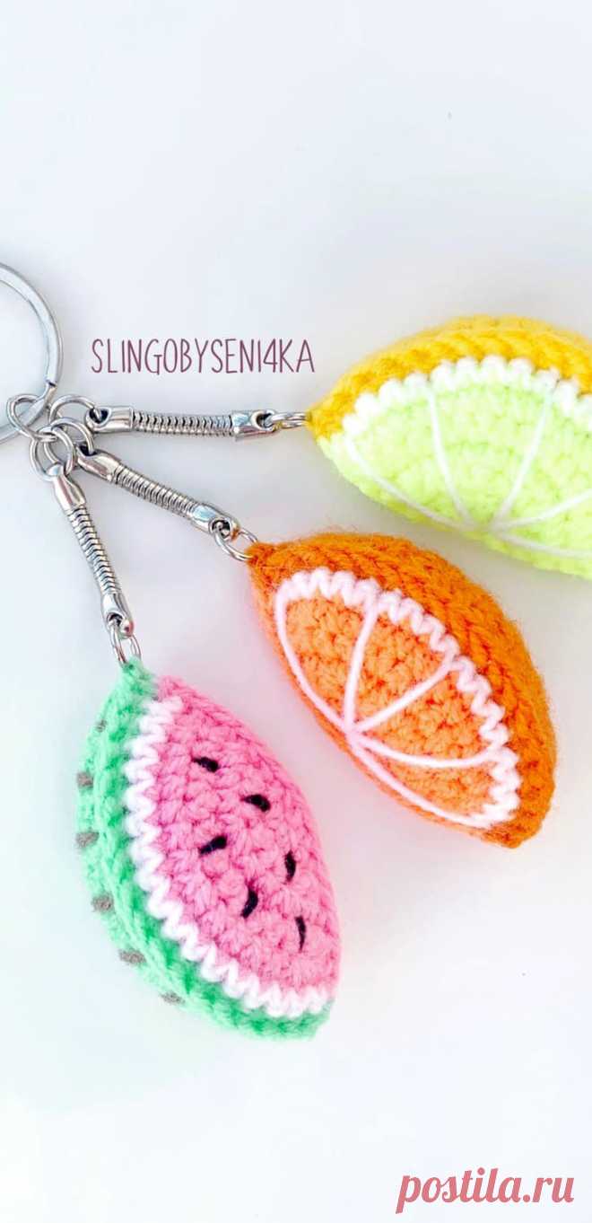 PDF Фруктовые дольки крючком. FREE crochet pattern; Аmigurumi toy patterns. Амигуруми схемы и описания на русском. Вязаные игрушки и поделки своими руками #amimore - маленький брелок в виде фруктовой дольки, апельсин, лимон, арбуз, арбузик, киви.