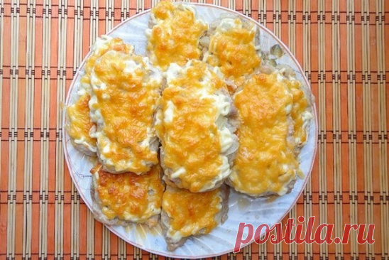 МЯСО ПО-ФРАНЦУЗСКИ В ДУХОВКЕ 

Ингредиенты:

● мясо – 500 гр. (я беру свиную вырезку – аккуратненький кусочек)
● лук – 3 шт.
● майонез – 200 гр.
● сыр твердый – 200-300 гр.
● помидоры – по желанию
● соль
● перец
● зелень – не обязательно

Приготовление:

Мясо нужно нарезать ломтиками по 1 см толщиной и обязательно поперек волокон. Вот такие кусочки должны получиться: Нарезаем мясо поперек волокон. Потом каждый кусочек отбить с двух сторон. Старайтесь не прорвать мясо до ды...