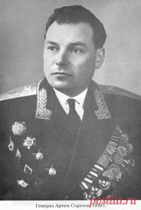 У Сталина было три сына. Да-да, это не ошибка, именно три. Старший — Яков Джугашвили, командир артиллерийской батареи, попавший в плен к немцам и там погибший. Второй сын вождя — генерал Василий Сталин. Был и третий — Артем Сергеев.
Все три сына Сталина воевали в Великую Отечественную.
Артём рос и воспитывался в семье Сталина наравне с другими детьми, был близким другом его сына Василия. Василий Сталин в своих мемуарах писал:
«Я воспринимал Артёма как брата. То, что он был...