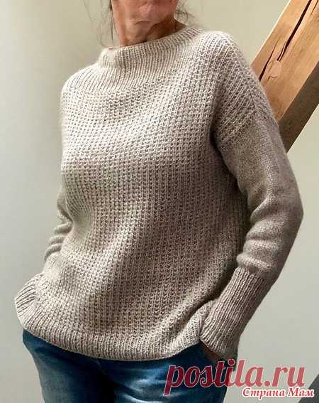 Свитер-оверсайз Sixty Years by Wollweg Knits Стильная модель женского свитера оверсайз, связанного из двух видов тонкой благородной пряжи на спицах 4.5 мм.