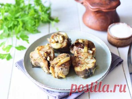 Хек в аэрогриле Хек в аэрогриле получается невероятно вкусным, идеально пропекается - отличный вариант для семейной трапезы в любое время дня. Для этого предварительно почистим и помоем размороженную рыбку, нарежем на стейки, приготовим маринад, которым зальем стейки в форме, дадим время помариноваться в холодильнике и после чего запечем в аэрогриле.
