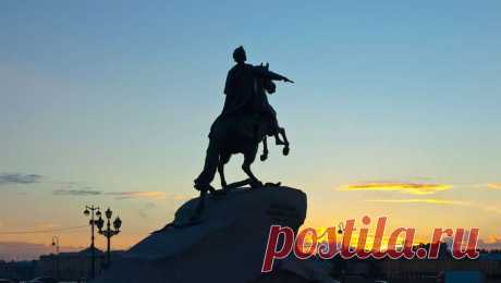 В Петербурге нашли помочившегося на &quot;Медного всадника&quot; молодого человека. Жителя Петербурга задержали за осквернение памятника на Сенатской площади. Об этом сообщает управление МВД по региону. Правоохранители обратили внимание на молодого человека после публикации в соцсетях. На кадрах заметно, как юноша стоит ...