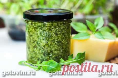 Соус песто из рукколы. Рецепт с фото Вкус соуса песто из рукколы отличается от песто из базилика. В нем, как и стоило ожидать, отчетливо чувствуется горчинка, и соус получается на любителя. В этом плюс и минут этого рецепта. Советую для начала приготовить совсем маленькую порцию соуса, чтобы определиться со своими предпочтениями.