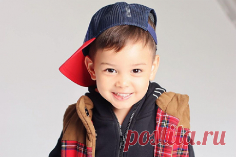 «Мисс Москва» показала сына от короля Малайзии. Экс-супруга бывшего Верховного правителя Малайзии Мухаммада V, победительница конкурса красоты «Мисс Москва» Оксана Воеводина показала своего ребенка и порадовала поклонников. На размещенных в сети кадрах трехлетний Леон попозировал на белом фоне. Он одет в черный спортивный костюм, состоящий из олимпийки и штанов.