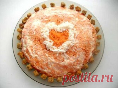 Салат со шпротами и сухариками [start_directions] Шпроты размять с помощью вилки и удалить хвостики. Выложить первым слоем. Лук мелко нарезаем. Выкладываем вторым слоем. Третьим слоем выкладываем сухарики, смазываем майонезом. Вареные яйца натереть на мелкой терке и выложить следующим слоем, смазать майонезом. Вареную морковь натираем на терке, смазываем майонезом, смешиваем с измельченным чесноком. Выкладываем пятым слоем. Салат украшаем на свое усмотрение, даем настоятьс...