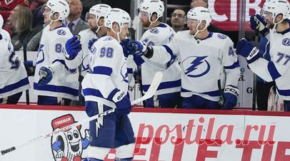 Первый гол Сергачёва, очередной рубеж Барбашёва и выбитые зубы Дорофеева: россияне ярко провели игровой день в НХЛ. Защитник Михаил Сергачёв, столкнувшийся с критикой и оскорблениями в соцсетях, забросил первую шайбу в новом сезоне НХЛ и помог «Тампе» одержать важную победу после трёх подряд поражений. Нападающий «Вегаса» Иван Барабашёв сделал результативную передачу в матче с «Монреалем» и довёл свой бомбардирский счёт в лиге до 200 очков. Его одноклубник Павел Дорофеев получил удар клюшкой в…