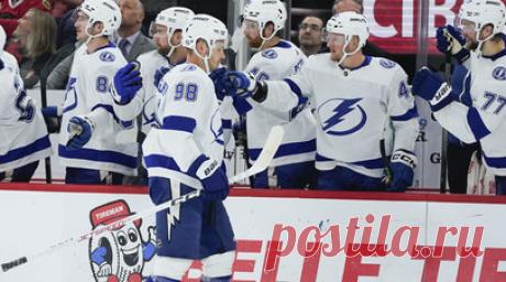 Первый гол Сергачёва, очередной рубеж Барбашёва и выбитые зубы Дорофеева: россияне ярко провели игровой день в НХЛ. Защитник Михаил Сергачёв, столкнувшийся с критикой и оскорблениями в соцсетях, забросил первую шайбу в новом сезоне НХЛ и помог «Тампе» одержать важную победу после трёх подряд поражений. Нападающий «Вегаса» Иван Барабашёв сделал результативную передачу в матче с «Монреалем» и довёл свой бомбардирский счёт в лиге до 200 очков. Его одноклубник Павел Дорофеев получил удар клюшкой в…