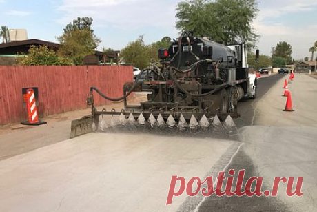 Попытки бороться с жарой в США оказались бесполезными. В столице штата Аризона Финиксе на дороги нанесли специальное «охлаждающее» покрытие, призванное снизить температуру воздуха в городе. Однако выяснилось, что в полдень жаркого дня без осадков находящиеся на таком тротуаре американцы ощущают жару сильнее тех, кто идет по обычной асфальтированной дороге.