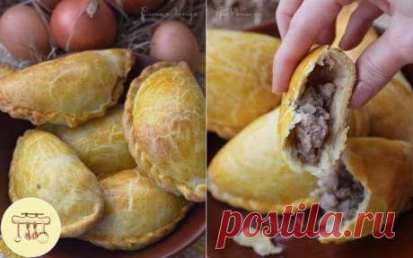 Караимские пирожки
Караимские пирожки — любимое блюдо всех крымчан и вообще одна из кулинарных визитных карточек Крыма. Правда, они очень популярны также и в Литве, где проживает довольно крупная караимская диаспора. В Литве их называют кибинай (или кибины). Тесто у караимских хрустящее, а начинка очень сочная.
Ингредиенты
Для теста:
Мука — 650 г
Масло сливочное — 250 г
Вода — 200 мл
Яйцо — 2 шт + 1 шт для смазывания поверхности
Соль — 0,5 ч. л.
Сахар — 0,5 ст. л.
Уксус — 1 ст. л.
Для начинк