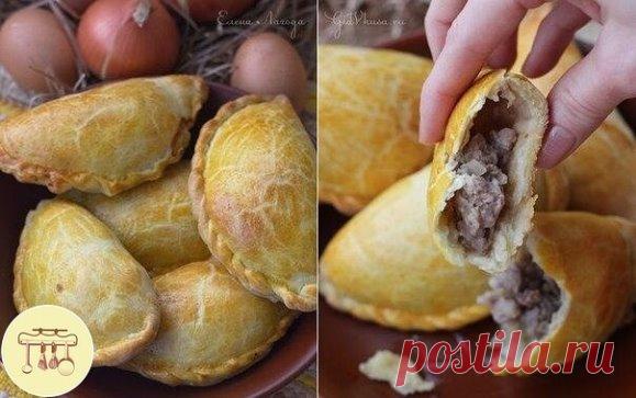 Караимские пирожки
Караимские пирожки — любимое блюдо всех крымчан и вообще одна из кулинарных визитных карточек Крыма. Правда, они очень популярны также и в Литве, где проживает довольно крупная караимская диаспора. В Литве их называют кибинай (или кибины). Тесто у караимских хрустящее, а начинка очень сочная.
Ингредиенты
Для теста:
Мука — 650 г
Масло сливочное — 250 г
Вода — 200 мл
Яйцо — 2 шт + 1 шт для смазывания поверхности
Соль — 0,5 ч. л.
Сахар — 0,5 ст. л.
Уксус — 1 ст. л.
Для начинк