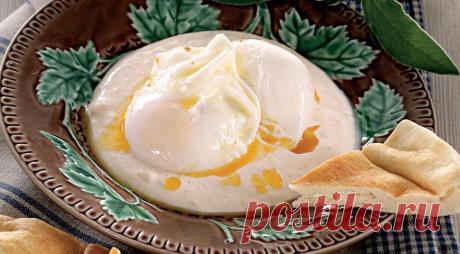 Яйца-пашот по-турецки, с йогуртом и шалфейным маслом - ПУТЕШЕСТВУЙ ПО САЙТУ. В Египте и в Турции, куда наш народ так полюбил ездить купаться в море, потрясающе готовят. Но туристам, к сожалению, чаще всего достается интернациональная, унифицированная и безликая ресторанная еда. Постарайтесь познакомиться с кем-нибудь из местных – и они вас так накормят! И рецептами поделятся с охотой – как с нами поделился один местный молодой …