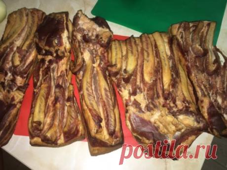 Грудинка Холодного копчения. 
Делюсь рецептом. 
Начинаем с хорошего куска свинины. Если такого нет, то дальше можно не продолжать. 
Далее варим тузлук. Пишу все из расчета на литр рассола. Засыпаем в воду соль ( приблизительно 3-4 столовых ложки на литр рассола) Соль бывает разная. Поэтому берем чистую картофелину и кладем в воду потом добавляем постепенно соль и мешаем. Как только картофель всплыл на поверхность соли достаточно.
Далее
1-2 листика лаврушки, 4-5 горошин черного перца, кориандр 7-