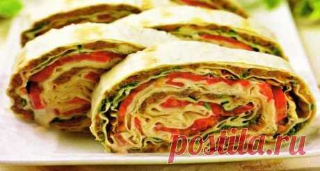 Рулет из лаваша, сыр+отв кура+ помидоры+ красный лук....