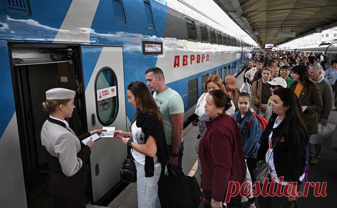 Из Москвы в Петербург отправилась «Аврора» с рекордным числом пассажиров. Двухэтажный скоростной поезд «Аврора», следующий из Москвы в Санкт-Петербург, отправился с Ленинградского вокзала Москвы 18-вагонным составом с рекордным количеством пассажиров.