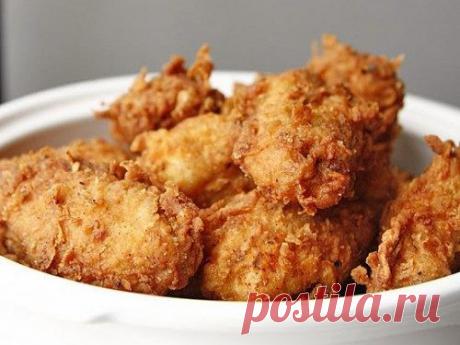 Куриные крылья в панировке из овсяных хлопьев.