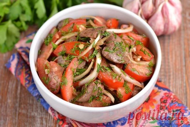 Вкусный и сытный салат из куриной печени без майонеза Чтобы приготовить вкусный и сытный салат из куриной печени, не обязательно в качестве заправки использовать майонез. Отличной альтернативой ему будет соевый соус и растительное масло.